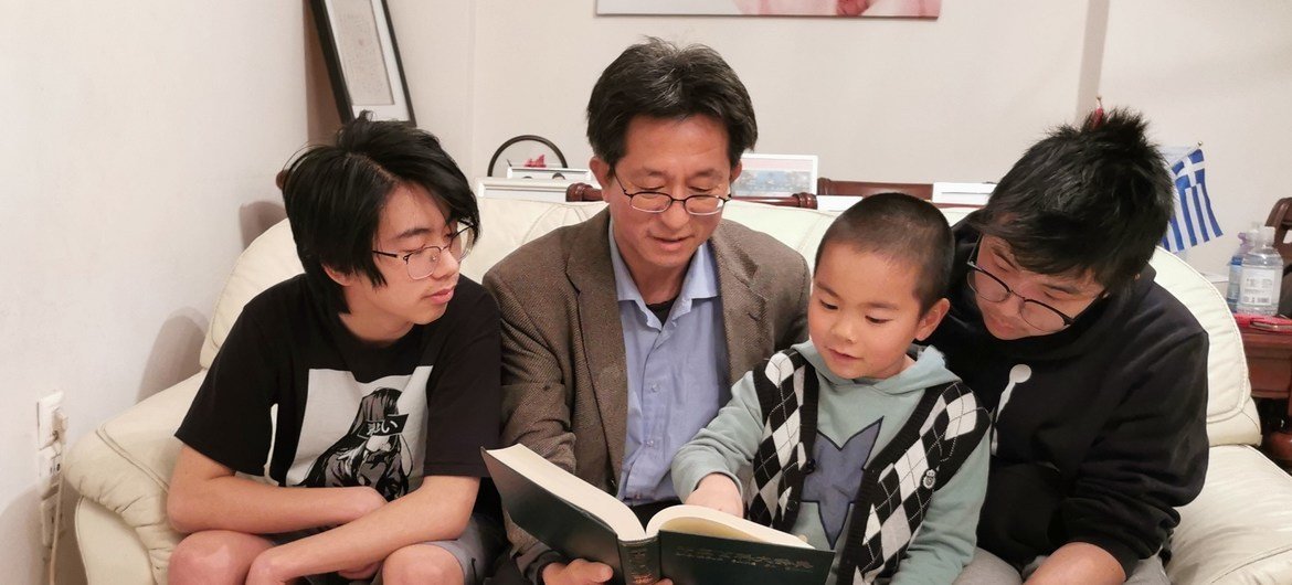 希腊文化学者杨少波在同儿童一同诵读中文书籍。