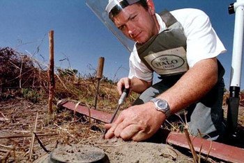 赫斯洛普于1997年在安哥拉清除地雷