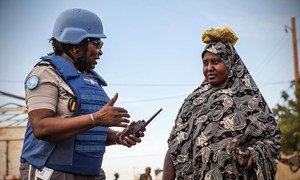 Une Casque bleue parle avec une femme locale dans la région de Ménaka au Mali.