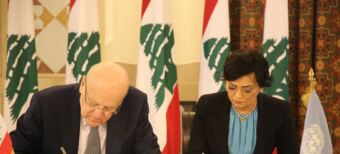 من الأرشيف: رئيس مجلس الوزراء اللبناني، السيد نجيب ميقاتي، والمنسقة المقيمة للأمم المتحدة ومنسقة الشؤون الإنسانية في لبنان، الدكتورة نجاة رشدي. 