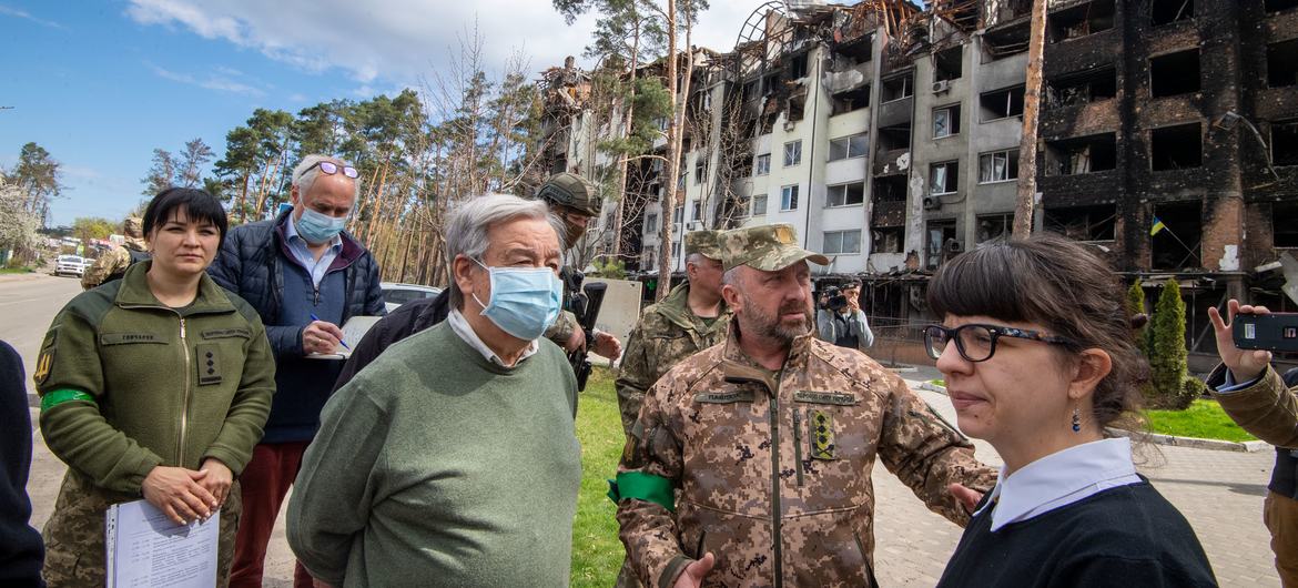 O secretário-geral da ONU, António Guterres, visita Irpin, na Ucrânia.
