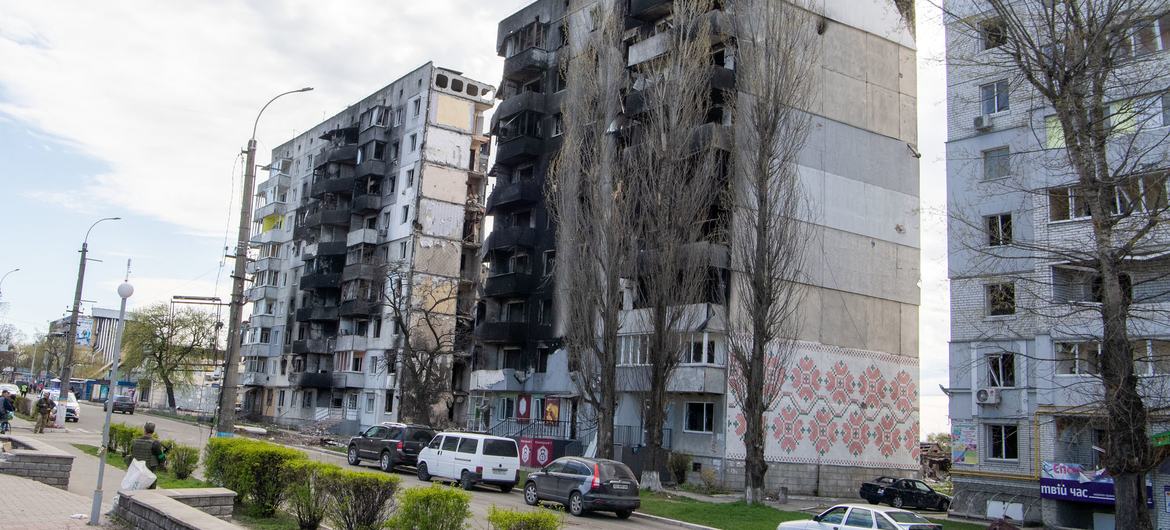 在与俄罗斯的冲突中，乌克兰首都西北部的博罗江卡的住宅楼遭到严重破坏。