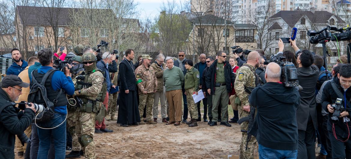 Le Secrétaire général de l'ONU, António Guterres (au centre), à Boutcha, dans la banlieue de la capitale ukrainienne Kyïv.