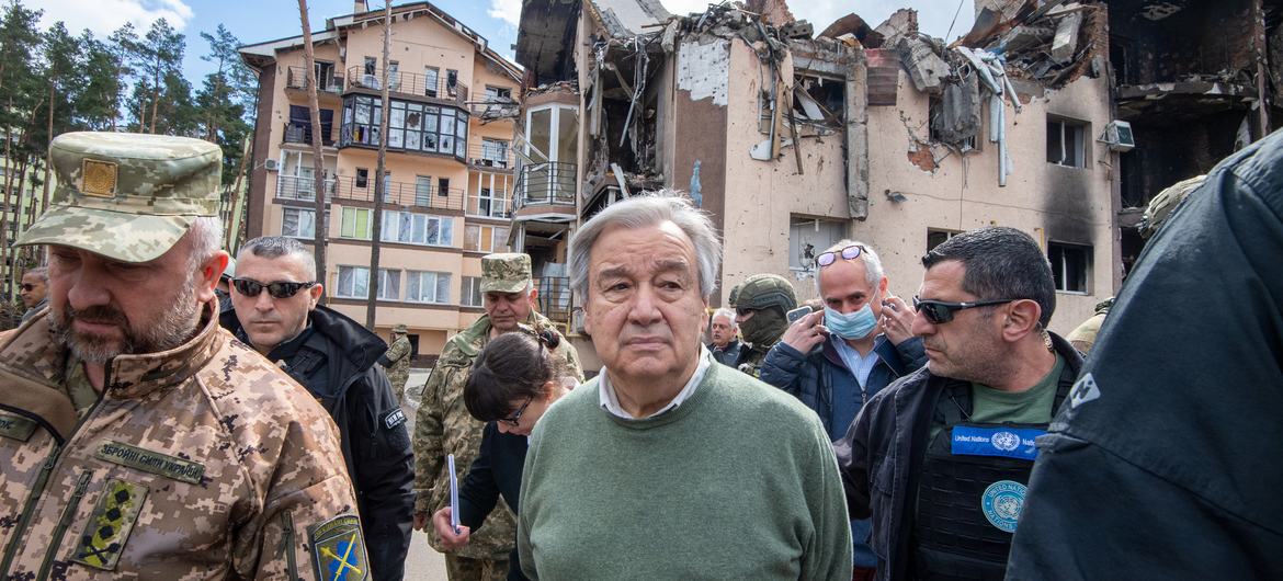 Le Secrétaire général de l'ONU, António Guterres, à Irpin, en Ukraine, en avril 2022.