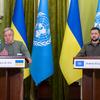 联合国秘书长安东尼奥·古特雷斯(左)与乌克兰总统弗拉基米尔·泽连斯基一起向媒体发表讲话。