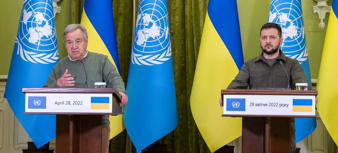 Secretário-geral da ONU, António Guterres ao lado presidente Volodymyr Zelenskyy da Ucrânia em abril
