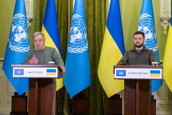 Le Secrétaire général de l'ONU, António Guterres (à gauche), lors d'une conférence de presse aux côtés du Président ukrainien Zelensky. 