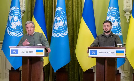 联合国秘书长安东尼奥·古特雷斯(左)与乌克兰总统弗拉基米尔·泽连斯基一起向媒体发表讲话。