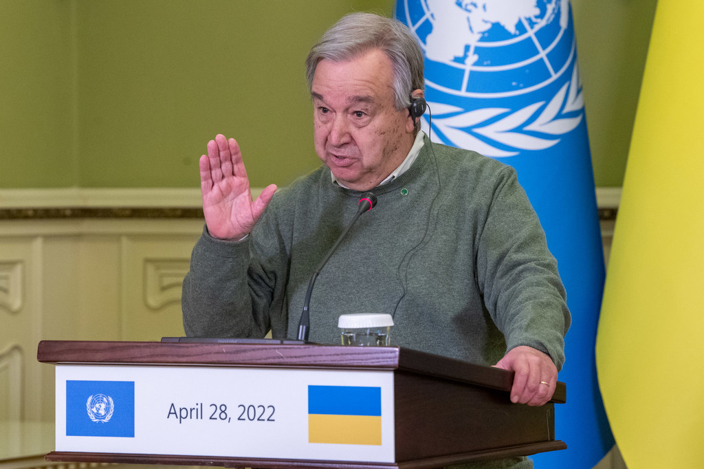 Katibu Mkuu wa UN António Guterres akizungumza na wanahabari mjini Kyiv nchini Ukraine