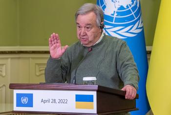 El Secretario General de la ONU, António Guterres, se dirige a los medios de comunicación en Kyiv (Ucrania).