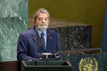 الرئيس البرازيلي السابق لولا دا سيلفا خلال حديثه في مداولات الدورة التاسعة والخمسين للجمعية العامة للأمم المتحدة في عام 2004.