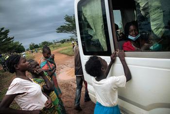 Des réfugiés dans le camp d’Inke, en République démocratique du Congo, font leurs adieux à leur famille et leurs amis avant leur rapatriement par avion en République centrafricaine. 