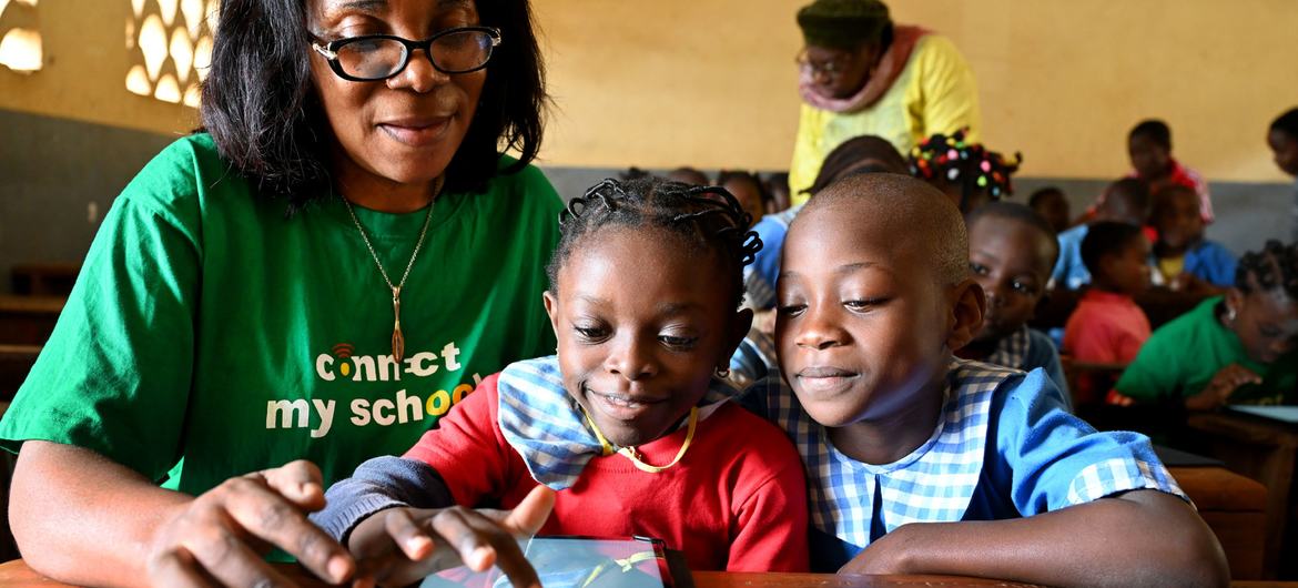 فتيات صغيرات في مدرسة في ياوندي، عاصمة الكاميرون، يستخدمن الكمبيوتر اللوحي أثناء أحد الدروس.