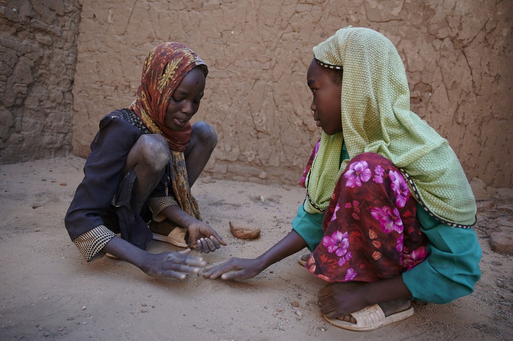 Des fillettes jouent chez elles dans le camp de déplacés de Borgo, dans le Darfour Nord, au Soudan.