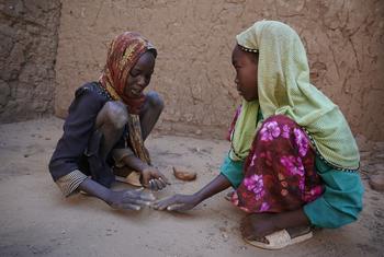 إسراء هارون سليمان موسى، 7 سنوات، تلعب الألعاب في منزلها في مخيم بورجو للنازحين في بلدة طويلة ، 60 كم غرب الفاشر، عاصمة ولاية شمال دارفور، السودان.