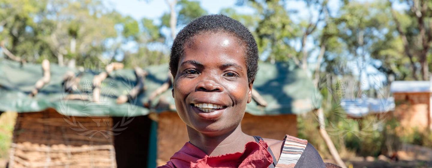 Naomi mwenye umri wa miaka 22, ni mkimbizi kutoka DRC anaishi kambini Mantapala nchini Zambia pamoja na watoto wake na mama yake mzazi.