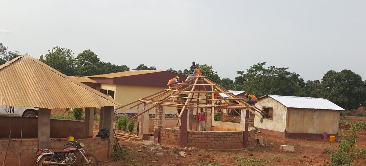 Construction d'un centre d'isolement de la Covid-19 à Bria, en RCA. Cela fait partie d'un projet CVR de la MINUSCA