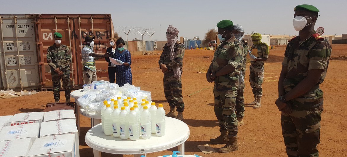 Du personnel de la MINUSMA distribue des kits de prévention à la Covid-19 à Gao, au Mali.