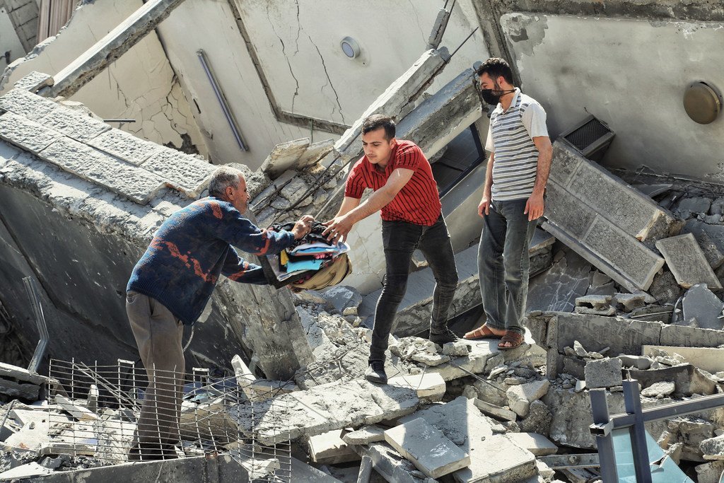 Des biens sont récupérés des ruines d'un bâtiment à Gaza après des frappes israéliennes en mai.
