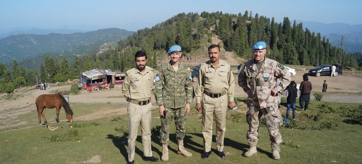 El L/NK Shaqueel del ejército de Pakistán, el Capitán Juan Carlos Hernández Gómez, el L/NK Mudasar del ejército pakistaní y el Mayor Tomas Oberg del ejército de Suecia realizando tareas conjuntas en Tauli Pir, en la base de la ONU en Rawalot, Pakistán. 