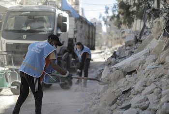 عمال الأونروا يعملون على إزالة الأنقاض في غزة.