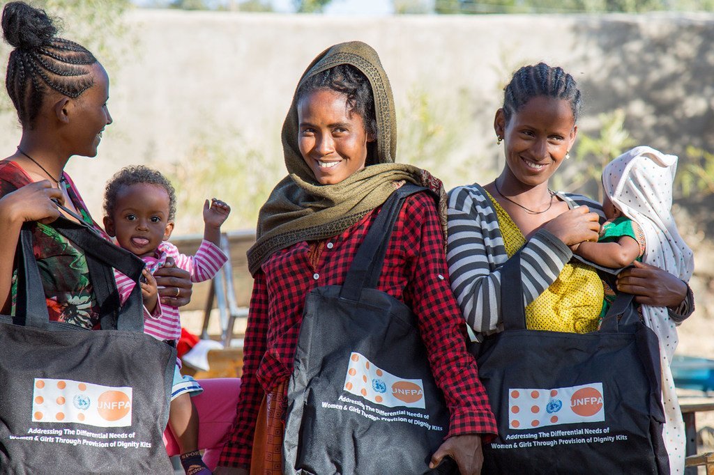 埃塞俄比亚提格雷地区的流离失所妇女获得了联合国提供的尊严用品包。