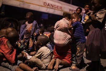 Suite à l’éruption volcanique du mont Nyiragongo, survenue le 22 mai, l’UNICEF a signalé que plus de 150 enfants avaient été séparés de leurs familles et que plus de 170 enfants étaient portés disparus alors que des personnes fuyaient la ville de Goma
