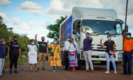 Lori lililoratibiwa UNICEF Afrika Kusini na idara za afya za nchi hiyo limekuwa likionyesha video na kutoa matangazo ya watu kuelezea hadithi zao kuhusu COVID-19 kote Afrika Kusini kwa kutumia lugha yao ya mama na kuhamasisha ujumbe wa kupokea chanjo