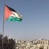 Le drapeau palestinien flotte dans la ville de Ramallah, en Cisjordanie.