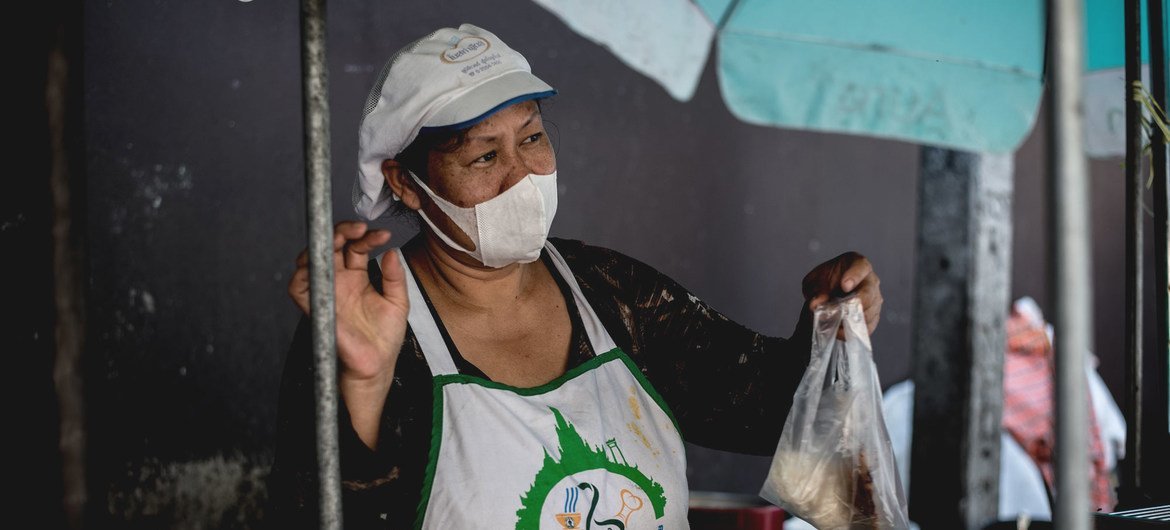 रास्तों - सड़कों पर खाद्य पदार्थ विक्रेताओं ने अपनी आय का एकमात्र स्रोत खो दिया जब कोविड-19 तालाबन्दी ने थाईलैंड में क़स्बों और शहरों को बन्द कर दिया.