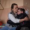 Un garçon de douze ans rend visite à sa mère à l'hôpital pour la première fois depuis qu'elle a été blessée il y a un mois par des éclats d'obus.