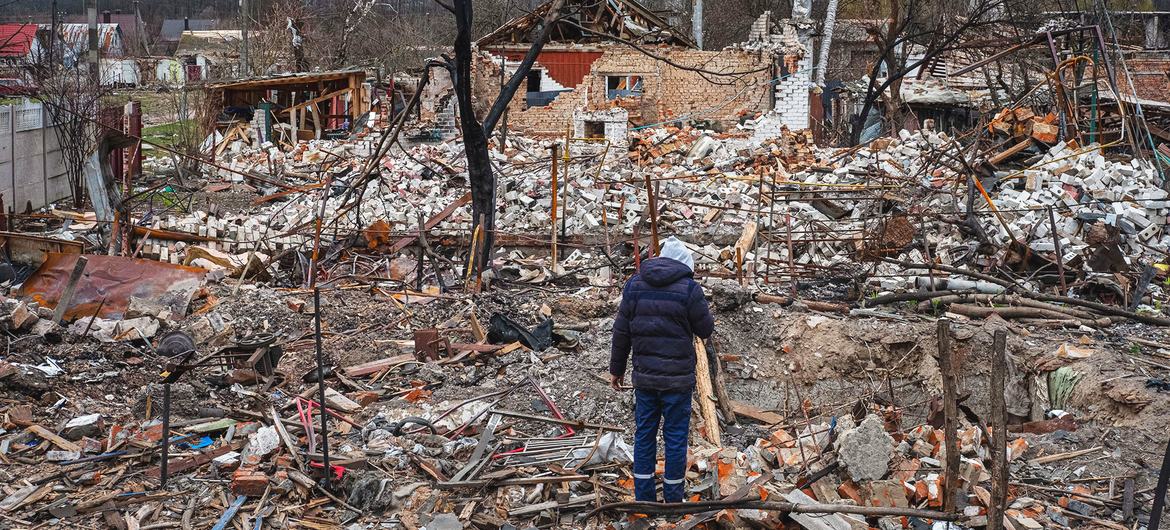 منازل دمرها الصراع في نوفوسيليفكا ، في ضواحي تشيرنيهيف في أوكرانيا.