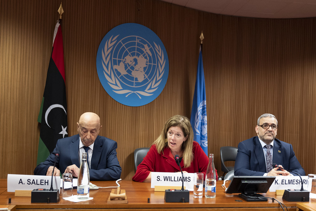 ستيفاني وليامز (وسط) المستشارة الخاصة للأمين العام بشأن ليبيا، عقيلة صالح (يسار) رئيس مجلس النواب وخالد مشري (يمين) رئيس المجلس الأعلى للدولة، في اجتماع حول المسار الدستوري الليبي بجنيف.