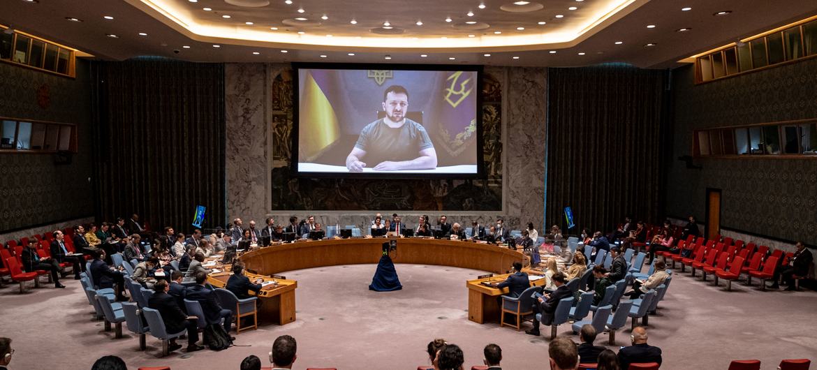 فولوديمير زيلينسكي (على الشاشة) ، رئيس أوكرانيا ، يلقي كلمة في اجتماع مجلس الأمن بشأن الحفاظ على السلام والأمن في أوكرانيا.