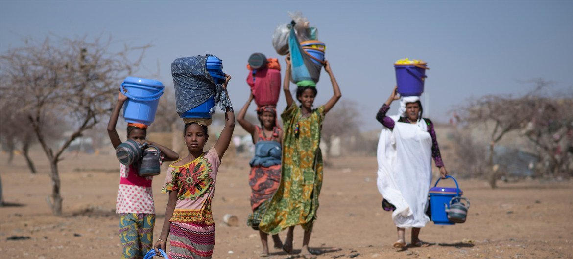 Des réfugiés maliens dans le camp de Goudoubo au Burkina Faso. Les mines représentent un danger supplémentaire pour les réfugiés et les personnes déplacées qui fuient la violence et la persécution et constituent une entrave à leur droit de rentrer chez eu