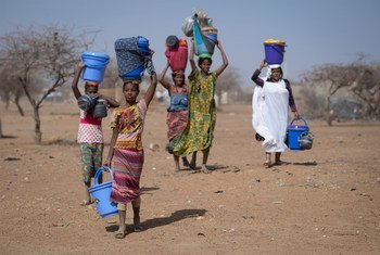 Des réfugiés maliens dans le camp de Goudoubo au Burkina Faso. Les mines représentent un danger supplémentaire pour les réfugiés et les personnes déplacées qui fuient la violence et la persécution et constituent une entrave à leur droit de rentrer chez eux.