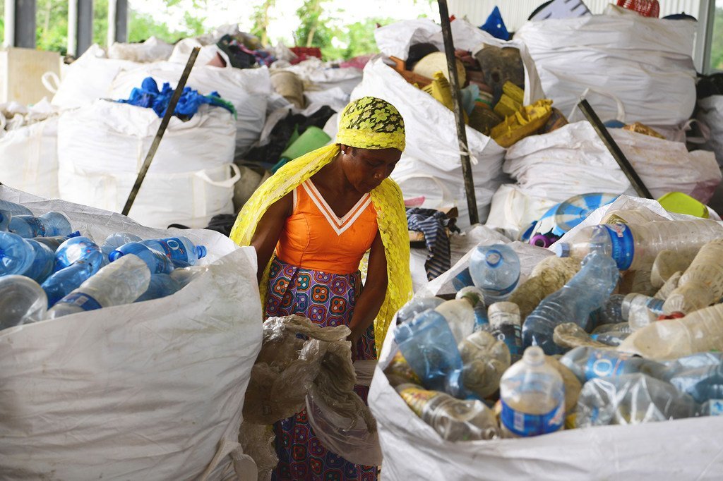  Une femme trie des sacs plastiques en Côte d'Ivoire.