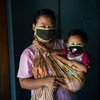 Una mujer con su hija de dos años en su casa en Java, Indonesia.