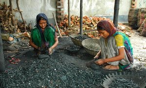 孟加拉国首都达卡，两名女孩正从废旧电池中回收金属。
