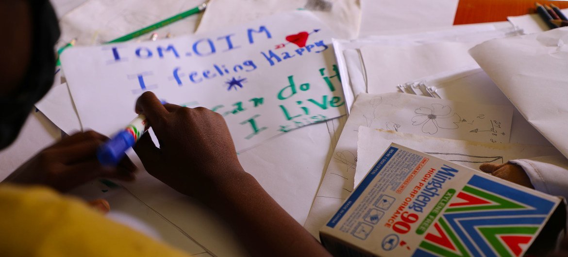 Uma criança deslocada pelo conflito em um centro de saúde mental da IOM em Tigray, Etiópia.