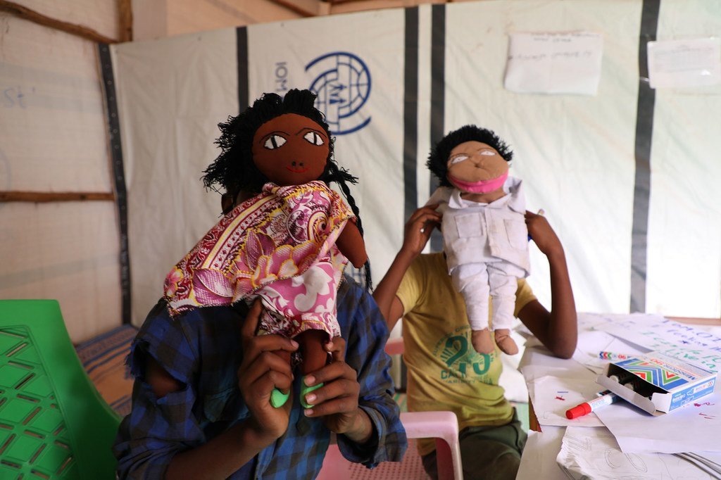 Algunos juegos, juguetes, materiales de dibujo y otros entretenimientos permiten a los niños desplazados disfrutar de sus días en un centro de salud mental de la Organización Internacional para las Migraciones (OIM) en Tigray, Etiopía.