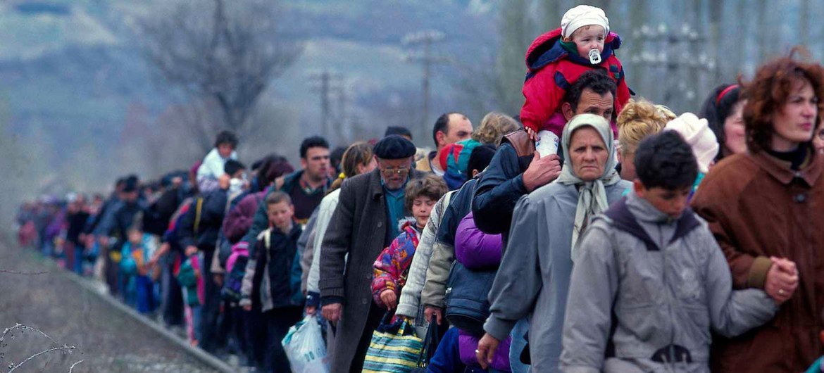 Refugees from Kosovo arrive in Blace, North Macedonia in 1999. (file)
