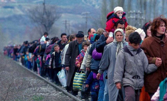 Беженцы из Косово прибывают в Северную Македонию, 1999 год 