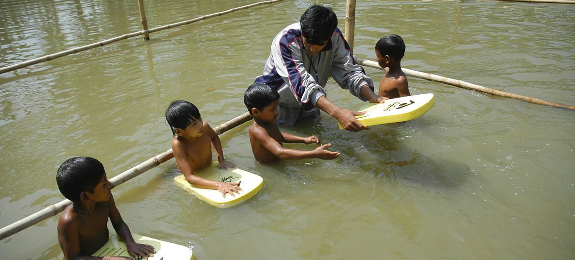 बांग्लादेश में बच्चों को तैराकी सिखाए जाते हुए.