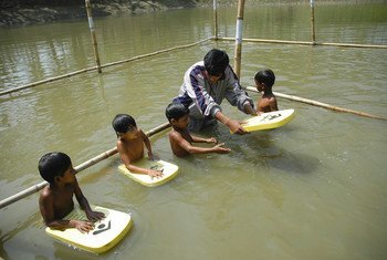 बांग्लादेश में बच्चों को तैराकी सिखाए जाते हुए.