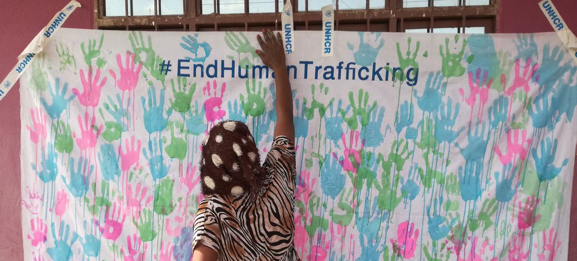 A refugee whose family were impacted by human trafficking shows her support for UNHCR’s anti-trafficking campaign in eastern Sudan.