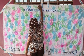Une réfugiée dont la famille a été touchée par la traite des êtres humains manifeste son soutien à la campagne de lutte contre la traite menée par le HCR dans l'est du Soudan.