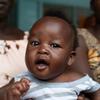 Amin Muktar, de 4 meses, sentado en el regazo de su madre, mientras espera para recibir las vacunas contra la polio y la pentavalente en el Centro de Atención Primaria de Salud de Nyakuron, en Juba, Sudán del Sur.
