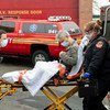 一名新冠病毒感染者被救护车送入纽约皇后区的一家医院。