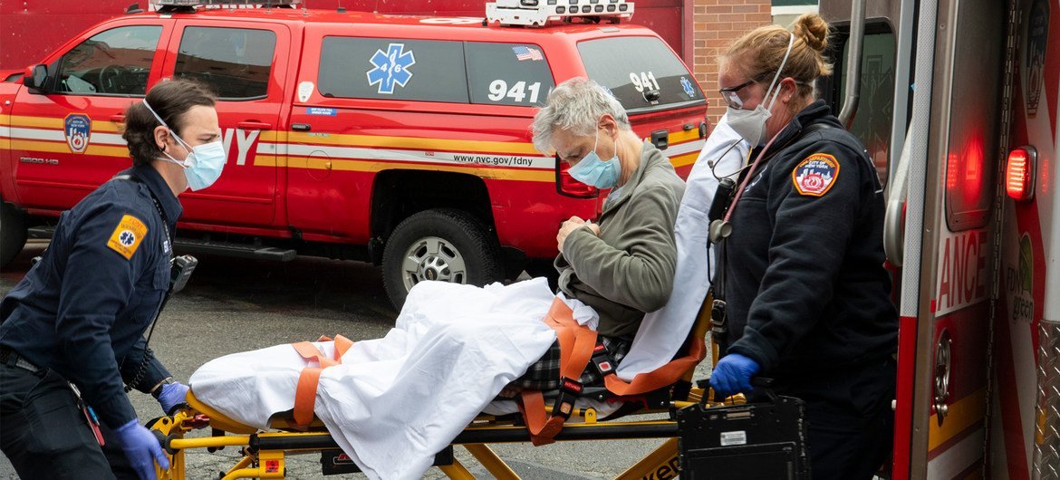 一名新冠病毒感染者被救护车送入纽约皇后区的一家医院。